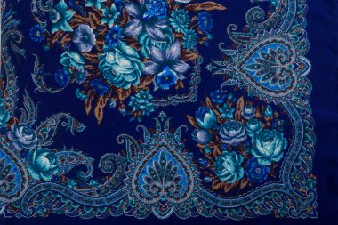 Koyu mavi pamuklu kadın şalında parlak mavi desenli desenli desenler.