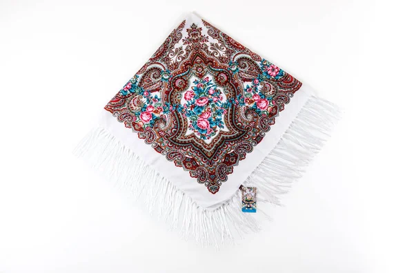 Pembe, kahverengi ve mavi renklerle püsküllü düz beyaz pamuk eşarp ve parlak çiçekli üst görünüm beyaz arka planda yatıyordu