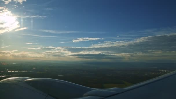 Antenn vy från flygplan fönster på stora stål vinge siluett flyga mot blå himmel — Stockvideo