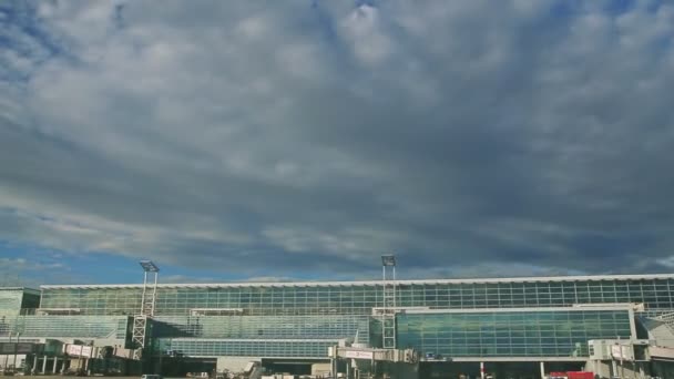 Vista generale su vetro blu nuovo aeroporto sotto cielo blu con nuvole — Video Stock