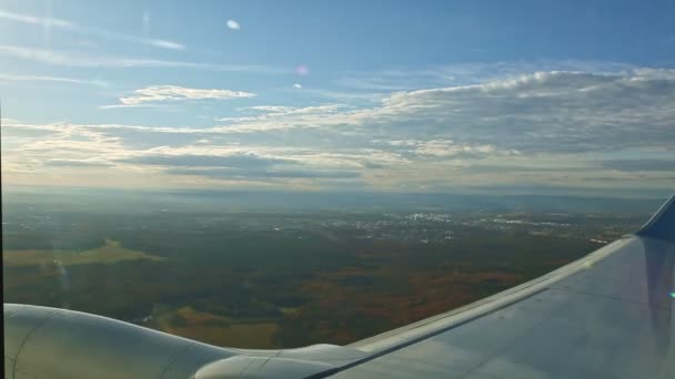 Antenn utsikt från flygplansfönstret på stora stålvinge flyga över sommaren landskap — Stockvideo