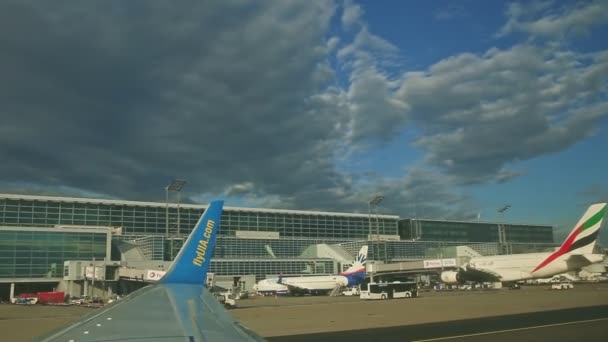 Zoomer lentement sur les gros avions près des nouveaux terminaux de l'aéroport bleu vitré de Francfort — Video