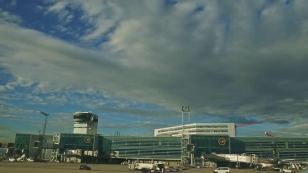 フランクフルトの青ガラス空港の新ターミナル近くの航空機のパノラマ — ストック動画