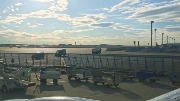 Σιγά-σιγά πανόραμα από το αεροδρόμιο διάδρομο στο μπλε του ουρανού με αφράτα άσπρα σύννεφα — Αρχείο Βίντεο