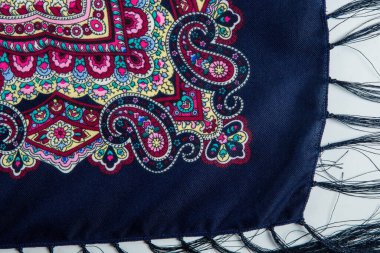 Koyu yumuşak pamuklu kadın eşarbında çiçek ve desenli desenlerin üst görüntüsü