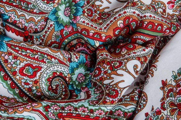 Vista superior closeup em cachecol de algodão branco amassado com ornamento floral colorido — Fotografia de Stock