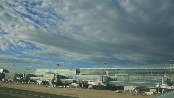 ドイツのフランクフルトにある新しい大きな青いガラスの空港のパノラマ — ストック動画