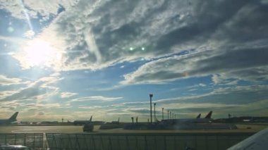 Almanya 'daki Frankfurt havaalanındaki büyük uçak pistinde yavaşça hareket ediyor.