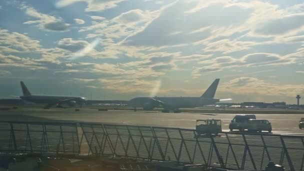 Langzaam panorama vanaf vliegveld start-en landingsbaan bij blauwe hemel met pluizige witte wolken — Stockvideo