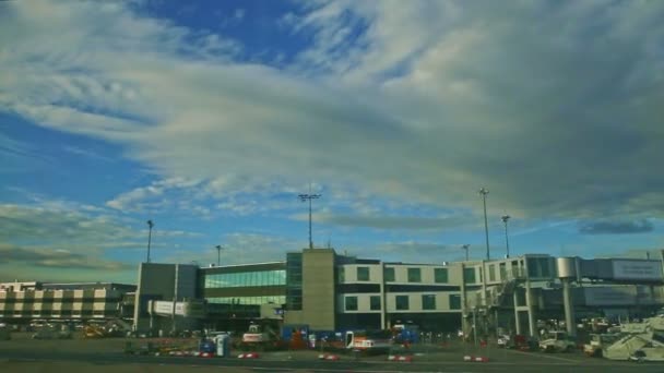 Lentamente panorama sul nuovo grande aeroporto vetrato blu di Francoforte, Germania — Video Stock