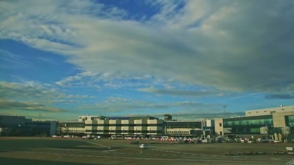 Медленно панорама на новый большой аэропорт с голубым стеклом во Франкфурте, Германия — стоковое видео