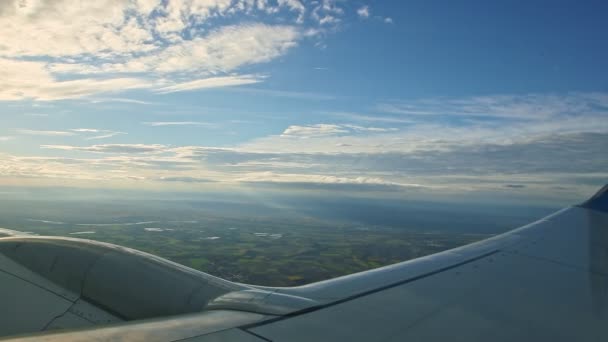 Luftaufnahme aus dem Flugzeugfenster auf großen Stahlflügel fliegen über Sommerlandschaft — Stockvideo