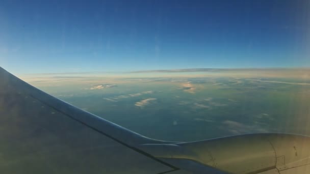 Légi felvétel a repülőgép ablakából nagy repülőgép szárny felett repülnek bolyhos fehér felhők — Stock videók