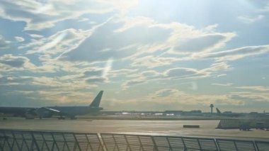 Mavi gökyüzündeki havaalanından tüylü beyaz bulutlarla yavaşça panorama