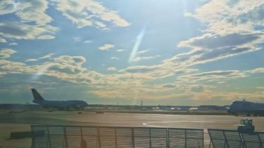 Mavi gökyüzündeki havaalanından tüylü beyaz bulutlarla yavaşça panorama