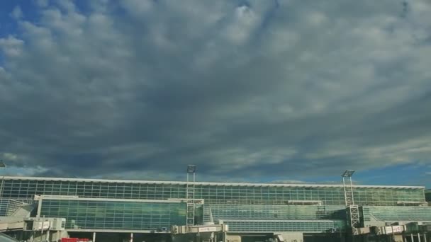 Lentamente panorama sul nuovo grande aeroporto vetrato blu di Francoforte, Germania — Video Stock