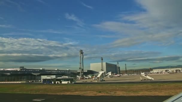 Lentamente panorama de los aviones cerca de nuevas terminales de aeropuerto de cristal azul en Frankfurt — Vídeo de stock