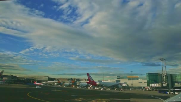 Panorama lent sur les avions près des nouveaux terminaux de l'aéroport bleu vitré de Francfort — Video
