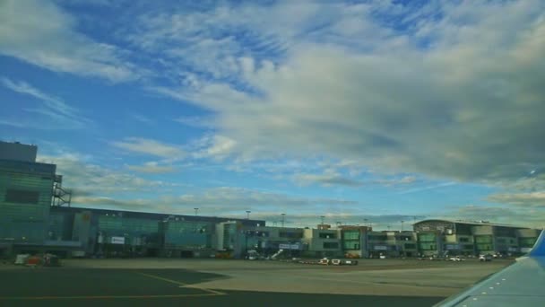 フランクフルトの青ガラス空港の新ターミナル近くの航空機のパノラマ — ストック動画
