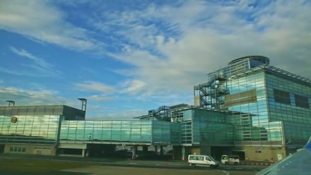Lentamente panorama sugli aerei vicino ai nuovi terminal dell'aeroporto con vetri blu di Francoforte — Video Stock
