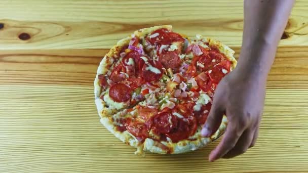Top view närbild man för hand tar en skiva från nybakad pizza med pepperoni — Stockvideo