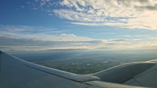 Légi kilátás repülőgép ablakából a nagy acél szárny repülni a nyári táj felett — Stock videók