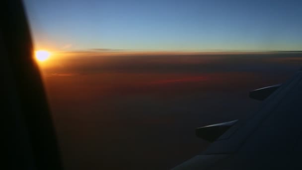 มุมมองทางอากาศจากหน้าต่างเครื่องบิน ข้ามปีกเหล็กที่พระอาทิตย์ตกที่สวยงาม — วีดีโอสต็อก