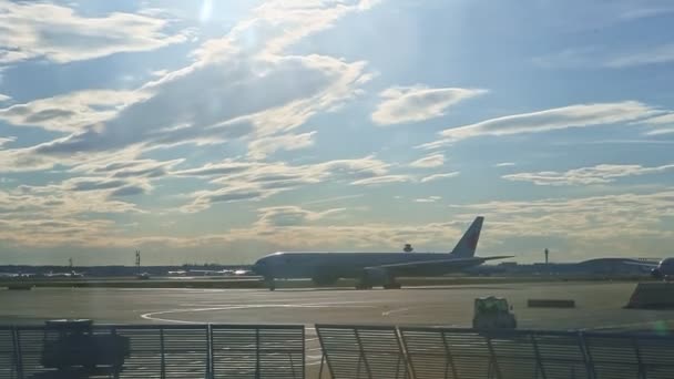 Büyük uçaklar Almanya 'daki Frankfurt havaalanındaki uçak pistinde yavaşça hareket ediyor. — Stok video