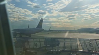 Mavi gökyüzündeki havaalanından tüylü beyaz bulutlarla yavaşça panorama