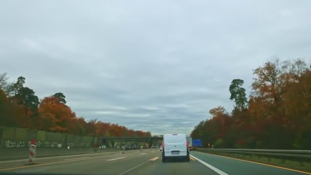 Jazda po prostej drodze wśród pięknych jesiennych lasów we Frankfurcie nad Menem, Niemcy — Wideo stockowe