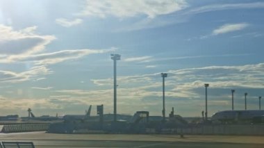 Frankfurt 'taki mavi camlı havaalanının yeni terminallerinin yakınlarındaki uçaklarda yavaş yavaş panorama