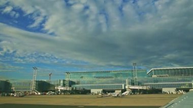 Frankfurt 'taki mavi camlı havaalanının yeni terminallerinin yakınlarındaki uçaklarda yavaş yavaş panorama