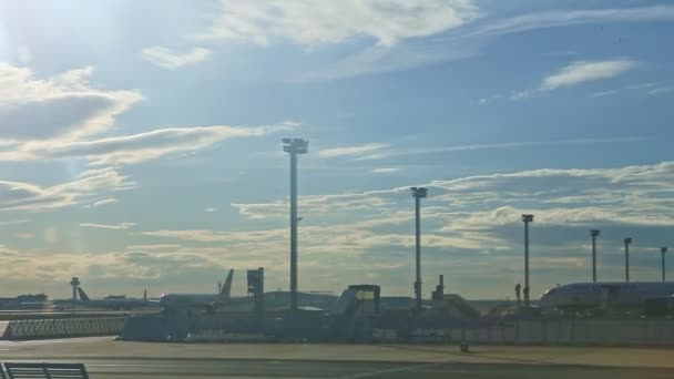 Långsamt panorama på flygplan nära nya terminaler av blå glasade flygplats i Frankfurt — Stockvideo