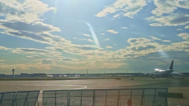 Big airplanes slowly move on airfield runway at Frankfurt airport in Germany — Stock Video