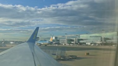 Birçok uçak pisti olan bir uçak penceresinden genel manzara