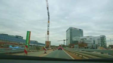 Frankfurt, Almanya 'daki güzel sonbahar ormanları arasında virajlı yol kavşağında araba kullanmak