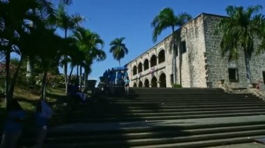 Dominik Cumhuriyeti, Santo Domingo Koloni Bölgesi 'nde okul çocukları dondurma yiyor.