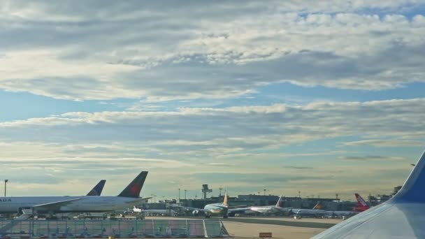 Grandi aerei si muovono lentamente sulla pista di atterraggio all'aeroporto di Francoforte in Germania — Video Stock