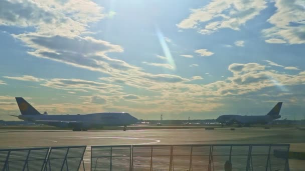 Langzaam panorama vanaf vliegveld start-en landingsbaan bij blauwe hemel met pluizige witte wolken — Stockvideo