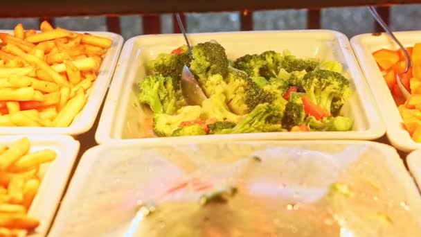 Lassan panoráma gazdag választéka főtt zöldségek élelmiszer udvarban — Stock videók