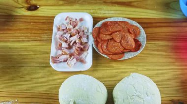 Tahta masada pizza servis etmek için farklı malzemelerin üst görünümü