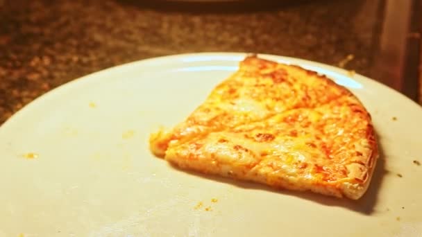 Widok z góry zbliżenie na białym talerzu z dwoma plasterkami mięsa i pizzy serowej w Food Court — Wideo stockowe