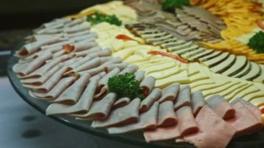 Peynir, pastırma ve salam dilimli servis tabağı.