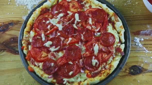 Górny widok na ręce człowieka umieścić plastry pepperoni na surowych pizzy z różnych składników — Wideo stockowe