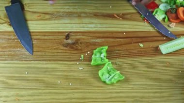 Koyu tenli adamın üst görüntüsü bıçakla kesilmiş büyük yeşil dolma biber.