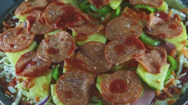 Top view closeup on man hands put tomato sauce on raw pizza with pepperoni — Stock Video