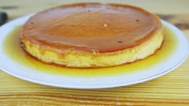 Yuvarlak, ev yapımı, karamel şuruplu yumuşak sütlü tarttan hızlıca uzaklaşın.