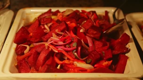 Panorama lent, du paprika rouge tranché cuit au four aux œufs de poulet blanc bouillis entiers — Video