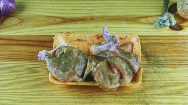 Üst manzara yavaşça plastik tabakta keklik otlu tavuğun yarısından uzaklaşır.