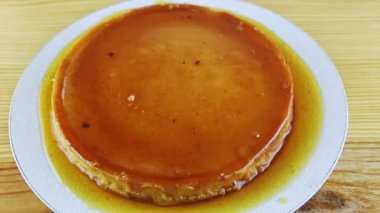 Karamel şuruplu yumuşak sütlü turtada üst manzara yavaşça panorama.